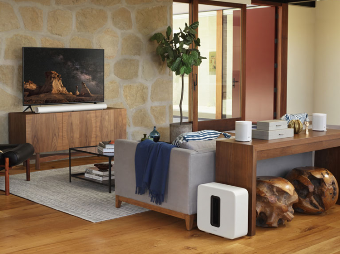 Arc-Soundbar mit Sonos Sub und zwei One-Lautsprechern als Rückkanäle (Bild: Sonos)